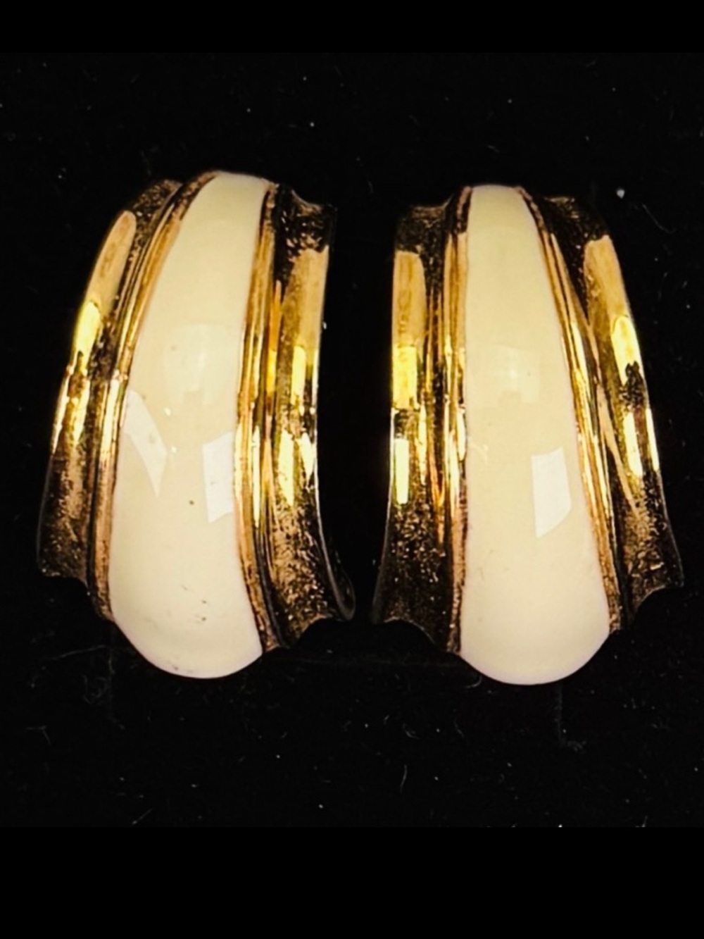 Vintage lightweight, goldtone and cream pierced earrings